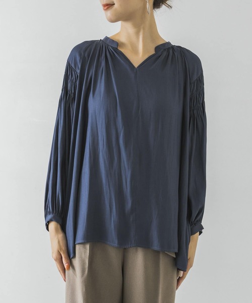 URBAN RESEARCH（アーバンリサーチ）の「プリーツスリーブブラウス（Tシャツ/カットソー・レディース・チャコールグレー/ベージュ/ブルー・FREE）」の9枚目の写真