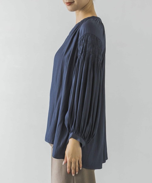 URBAN RESEARCH（アーバンリサーチ）の「プリーツスリーブブラウス（Tシャツ/カットソー・レディース・チャコールグレー/ベージュ/ブルー・FREE）」の6枚目の写真