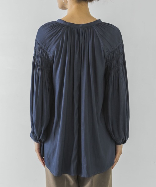 URBAN RESEARCH（アーバンリサーチ）の「プリーツスリーブブラウス（Tシャツ/カットソー・レディース・チャコールグレー/ベージュ/ブルー・FREE）」の12枚目の写真