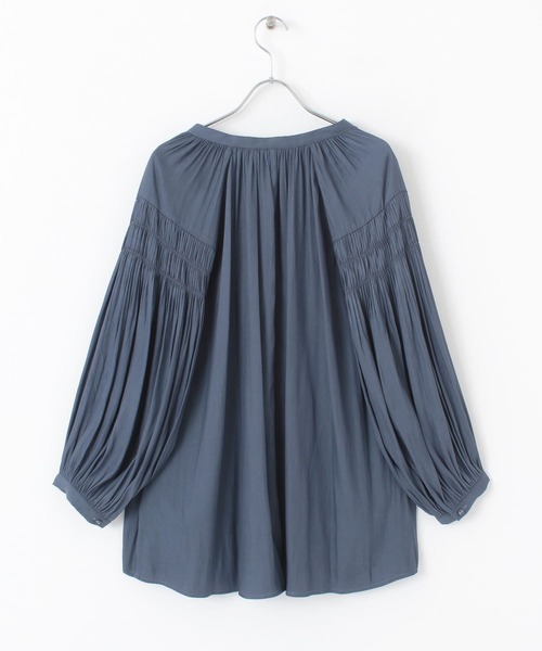 URBAN RESEARCH（アーバンリサーチ）の「プリーツスリーブブラウス（Tシャツ/カットソー・レディース・チャコールグレー/ベージュ/ブルー・FREE）」の19枚目の写真