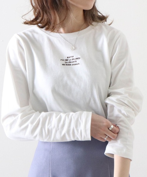 Cheek(チーク)の「プチロゴ刺繍プルオーバー(Tシャツ/カットソー・レディース・チャコールグレー/ベージュ/オフホワイト・MEDIUM)」の1枚目の写真