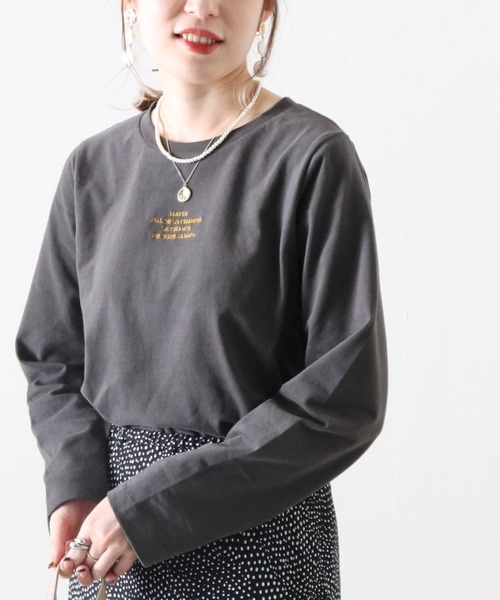 Cheek(チーク)の「プチロゴ刺繍プルオーバー(Tシャツ/カットソー・レディース・チャコールグレー/ベージュ/オフホワイト・MEDIUM)」の2枚目の写真