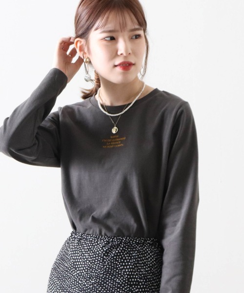 Cheek(チーク)の「プチロゴ刺繍プルオーバー(Tシャツ/カットソー・レディース・チャコールグレー/ベージュ/オフホワイト・MEDIUM)」の10枚目の写真