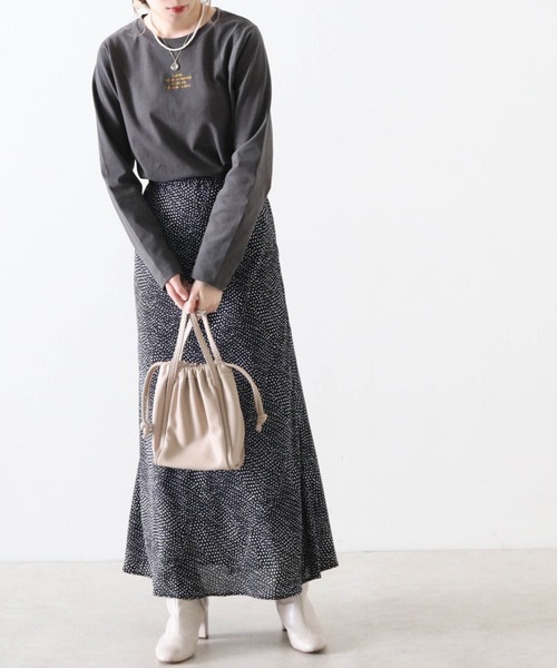 Cheek(チーク)の「プチロゴ刺繍プルオーバー(Tシャツ/カットソー・レディース・チャコールグレー/ベージュ/オフホワイト・MEDIUM)」の5枚目の写真