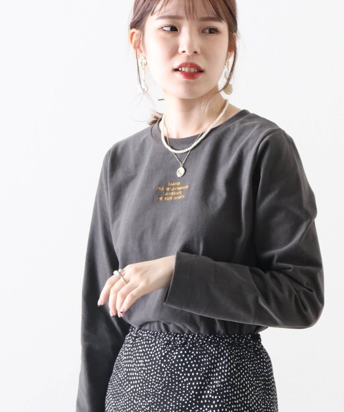 Cheek(チーク)の「プチロゴ刺繍プルオーバー(Tシャツ/カットソー・レディース・チャコールグレー/ベージュ/オフホワイト・MEDIUM)」の6枚目の写真