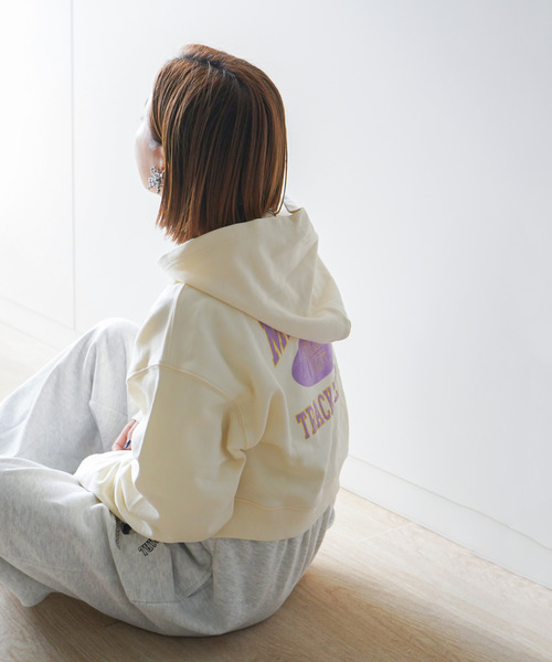 VENCEEXCHANGE（ヴァンスエクスチェンジ）の「ショート丈カレッジロゴパーカー（パーカー・レディース・オフホワイト/ダークオリーブ/ブラック・M）」の2枚目の写真