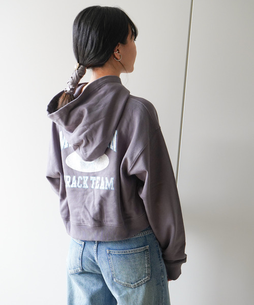 VENCEEXCHANGE（ヴァンスエクスチェンジ）の「ショート丈カレッジロゴパーカー（パーカー・レディース・オフホワイト/ダークオリーブ/ブラック・M）」の3枚目の写真