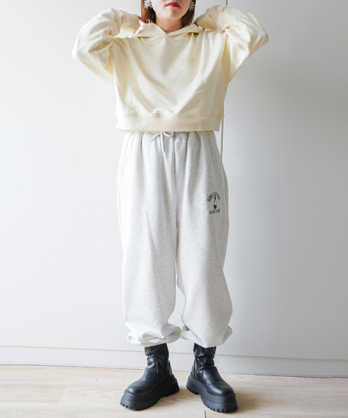 VENCEEXCHANGE（ヴァンスエクスチェンジ）の「ショート丈カレッジロゴパーカー（パーカー・レディース・オフホワイト/ダークオリーブ/ブラック・M）」の14枚目の写真