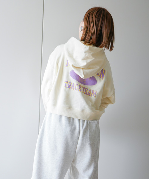 VENCEEXCHANGE（ヴァンスエクスチェンジ）の「ショート丈カレッジロゴパーカー（パーカー・レディース・オフホワイト/ダークオリーブ/ブラック・M）」の16枚目の写真