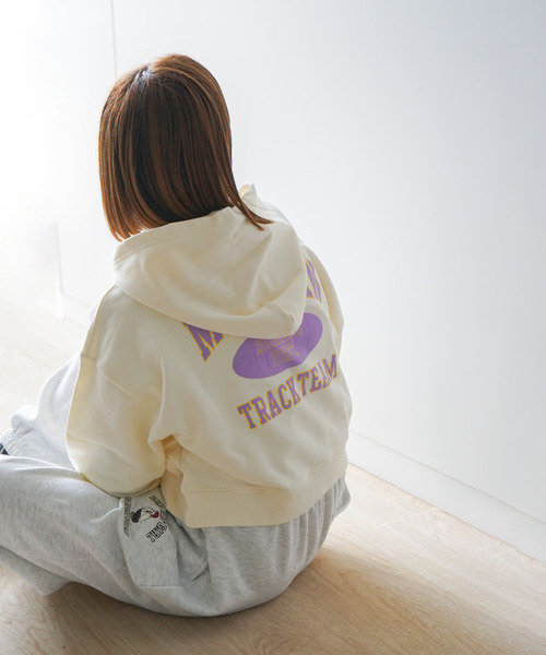 VENCEEXCHANGE（ヴァンスエクスチェンジ）の「ショート丈カレッジロゴパーカー（パーカー・レディース・オフホワイト/ダークオリーブ/ブラック・M）」の17枚目の写真