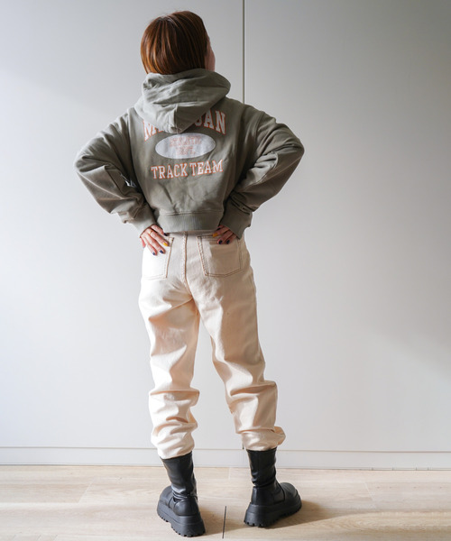 VENCEEXCHANGE（ヴァンスエクスチェンジ）の「ショート丈カレッジロゴパーカー（パーカー・レディース・オフホワイト/ダークオリーブ/ブラック・M）」の19枚目の写真