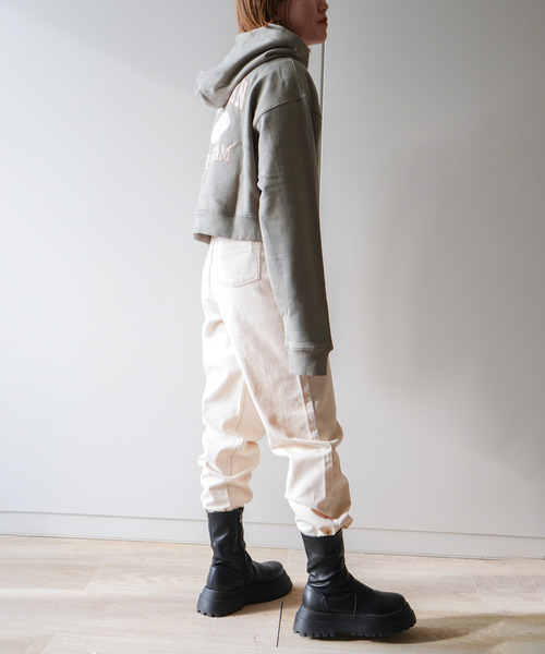 VENCEEXCHANGE（ヴァンスエクスチェンジ）の「ショート丈カレッジロゴパーカー（パーカー・レディース・オフホワイト/ダークオリーブ/ブラック・M）」の22枚目の写真