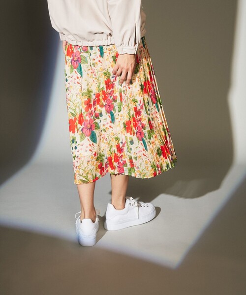 GRACE CLASS（グレースクラス）の「ボタニカルプリントプリーツスカート（スカート・レディース・ベージュ/ブラック・36）」の2枚目の写真