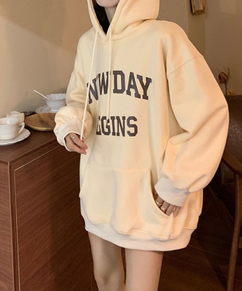 meJane(ミージェーン)の「NEWDAYロゴビックシルエットプルパーカー【ZOZOTOWN限定】(パーカー・レディース・イエロー/ライトグリーン/アイボリー・FREE)」の4枚目の写真