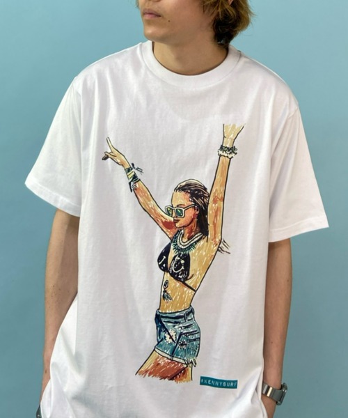 ムラサキスポーツ（ムラサキスポーツ）の「【ムラサキスポーツ別注】SURFRIDER FOUNDATION×KENNY SURF コラボモデル ルーズシルエット プリントＴシャツ/サマーガール フォトプリントカットソー  SF2120FD3（Tシャツ/カットソー・メンズ・ブラック/ホワイト・M/L/XL）」の2枚目の写真