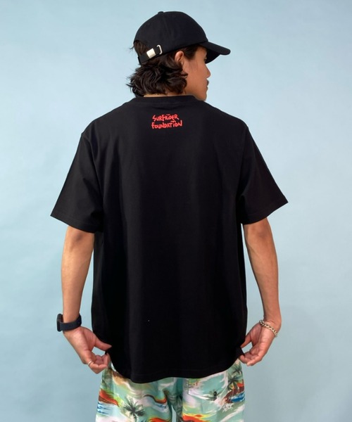 ムラサキスポーツ（ムラサキスポーツ）の「【ムラサキスポーツ別注】SURFRIDER FOUNDATION×KENNY SURF コラボモデル ルーズシルエット プリントＴシャツ/サマーガール フォトプリントカットソー  SF2120FD3（Tシャツ/カットソー・メンズ・ブラック/ホワイト・M/L/XL）」の8枚目の写真