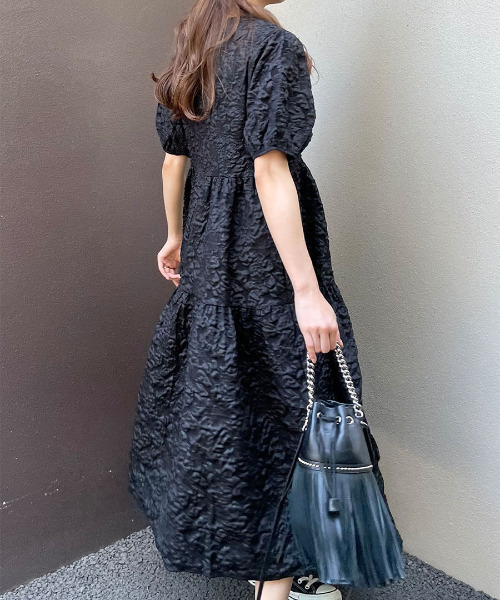 ISOOK(アイスー)の「Emboss volume one-piece / エンボスボリュームワンピース(ai select)(ワンピース・レディース・ブラック/ホワイト・FREE)」の5枚目の写真