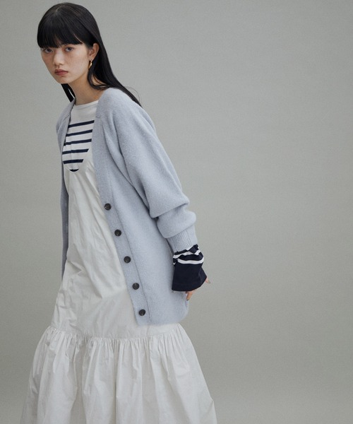 ADAM ET ROPE'(アダムエロペ)の「【一部WEBサイト限定(一部店舗展開あり)】コクーンVネックカーディガン(カーディガン/ボレロ・レディース・ブラック/ライトグレー/サックスブルー/レッド/ピンク・FREE)」の3枚目の写真