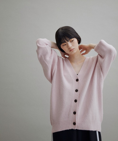 ADAM ET ROPE'(アダムエロペ)の「【一部WEBサイト限定(一部店舗展開あり)】コクーンVネックカーディガン(カーディガン/ボレロ・レディース・ブラック/ライトグレー/サックスブルー/レッド/ピンク・FREE)」の4枚目の写真