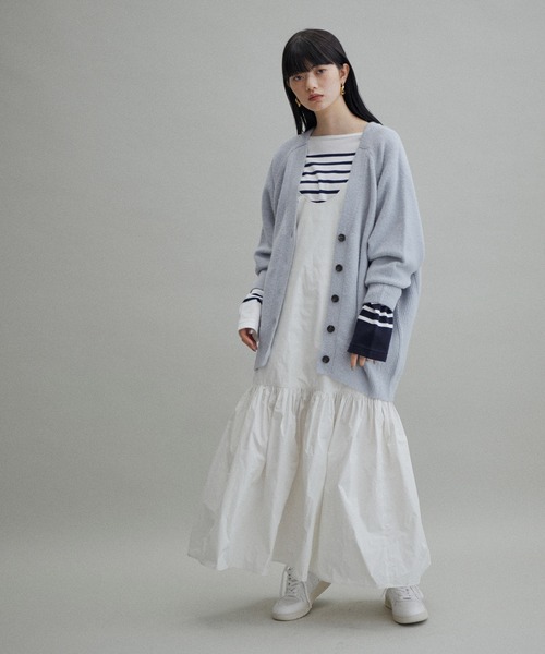 ADAM ET ROPE'(アダムエロペ)の「【一部WEBサイト限定(一部店舗展開あり)】コクーンVネックカーディガン(カーディガン/ボレロ・レディース・ブラック/ライトグレー/サックスブルー/レッド/ピンク・FREE)」の17枚目の写真