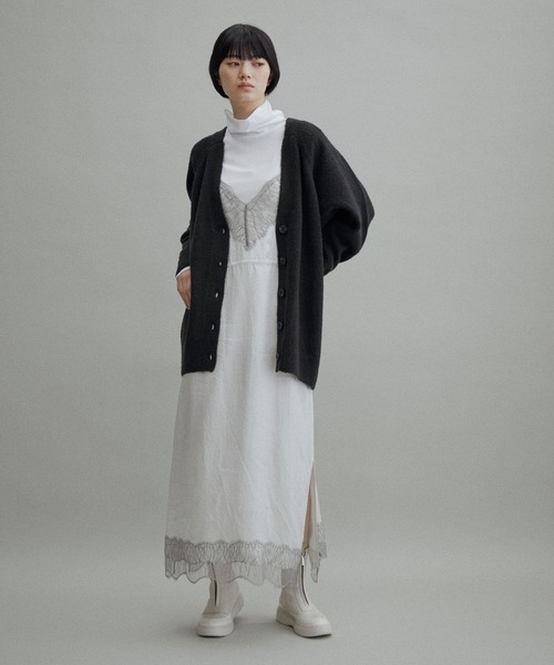 ADAM ET ROPE'(アダムエロペ)の「【一部WEBサイト限定(一部店舗展開あり)】コクーンVネックカーディガン(カーディガン/ボレロ・レディース・ブラック/ライトグレー/サックスブルー/レッド/ピンク・FREE)」の10枚目の写真