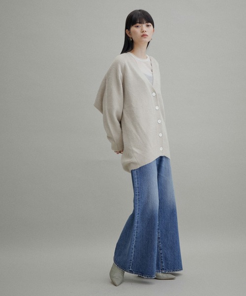 ADAM ET ROPE'(アダムエロペ)の「【一部WEBサイト限定(一部店舗展開あり)】コクーンVネックカーディガン(カーディガン/ボレロ・レディース・ブラック/ライトグレー/サックスブルー/レッド/ピンク・FREE)」の19枚目の写真