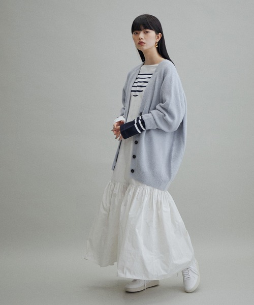 ADAM ET ROPE'(アダムエロペ)の「【一部WEBサイト限定(一部店舗展開あり)】コクーンVネックカーディガン(カーディガン/ボレロ・レディース・ブラック/ライトグレー/サックスブルー/レッド/ピンク・FREE)」の16枚目の写真