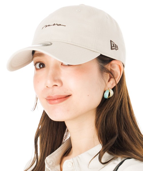 NEW ERA(ニューエラ)の「ニューエラキャップ シンプル手書きロゴ ONSPOTZ別注(キャップ・レディース・ベージュ/ネイビー/ブラウン/ブラック/ダークグリーン/ホワイト系その他/オリーブ/グレー/チャコールグレー/ラベンダー/オレンジ/ホワイト系その他2/ベージュ系その他/オリーブ×ブラック/グレー系その他/ストーン・FREE/L/XL/M/L/S/M)」の2枚目の写真