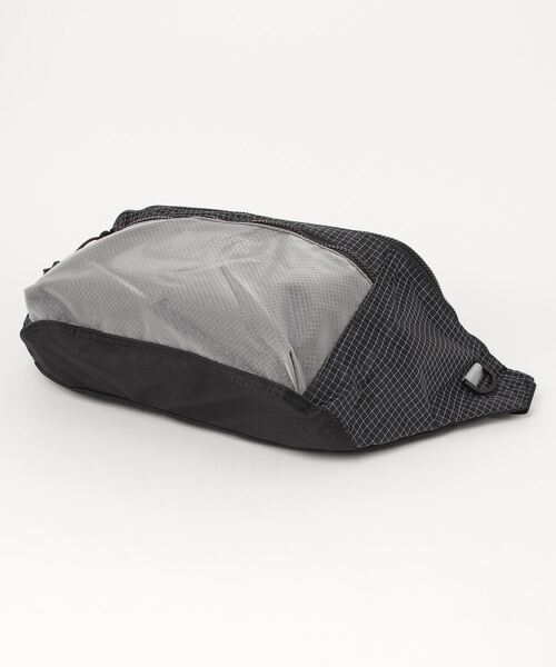 NIKE(ナイキ)の「NIKE ナイキ U TECH WAISTPACK - TRL バッグ CV1411 011BLACK/WHITE(ボディバッグ/ウエストポーチ・メンズ・ブラック・FREE)」の3枚目の写真