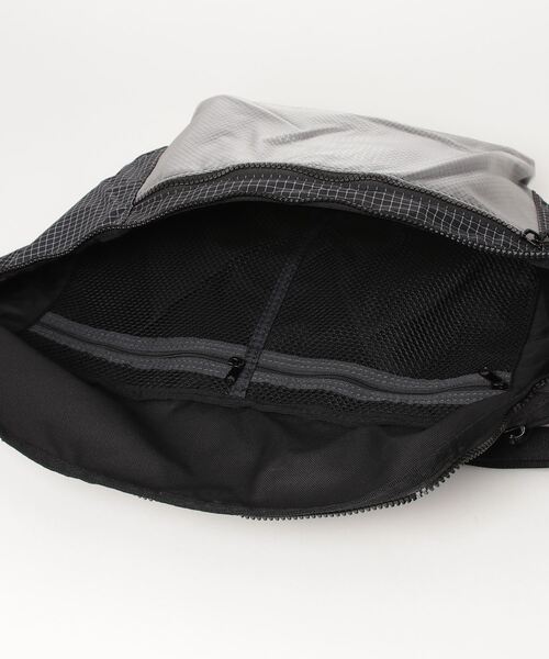 NIKE(ナイキ)の「NIKE ナイキ U TECH WAISTPACK - TRL バッグ CV1411 011BLACK/WHITE(ボディバッグ/ウエストポーチ・メンズ・ブラック・FREE)」の5枚目の写真