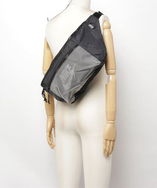 NIKE(ナイキ)の「NIKE ナイキ U TECH WAISTPACK - TRL バッグ CV1411 011BLACK/WHITE(ボディバッグ/ウエストポーチ・メンズ・ブラック・FREE)」の4枚目の写真