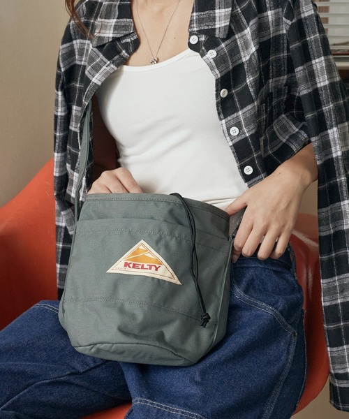 KELTY(ケルティ)の「KELTY/ケルティ ROUND BOTTOM TOTE ブランドロゴ ショルダーバッグ バケツバッグ(ショルダーバッグ・メンズ・ブラウン/ブラック/タン/オリーブ/セージグリーン/モカ/グレー/ネイビー/マスタード・FREE)」の1枚目の写真