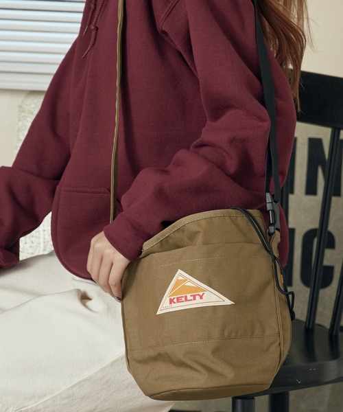 KELTY(ケルティ)の「KELTY/ケルティ ROUND BOTTOM TOTE ブランドロゴ ショルダーバッグ バケツバッグ(ショルダーバッグ・メンズ・ブラウン/ブラック/タン/オリーブ/セージグリーン/モカ/グレー/ネイビー/マスタード・FREE)」の5枚目の写真