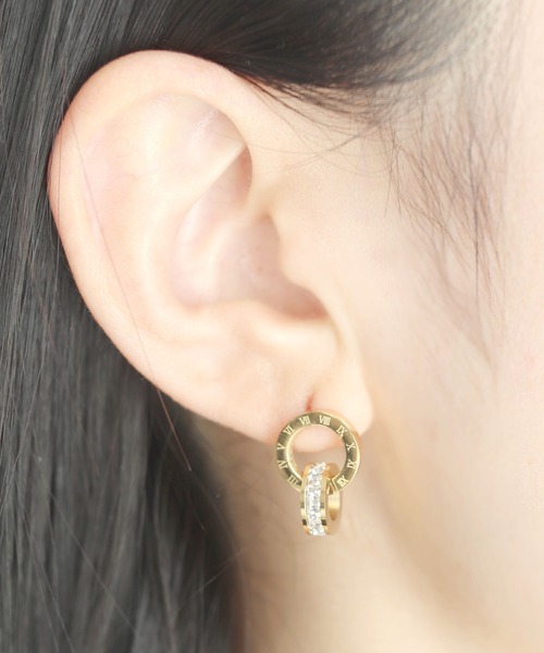 calmila(カルミラ)の「金属アレルギー対応 ローマ数字Wリングステンレスピアス(ピアス(両耳用)・レディース・ピンクゴールド/シルバー/ゴールド・FREE)」の1枚目の写真