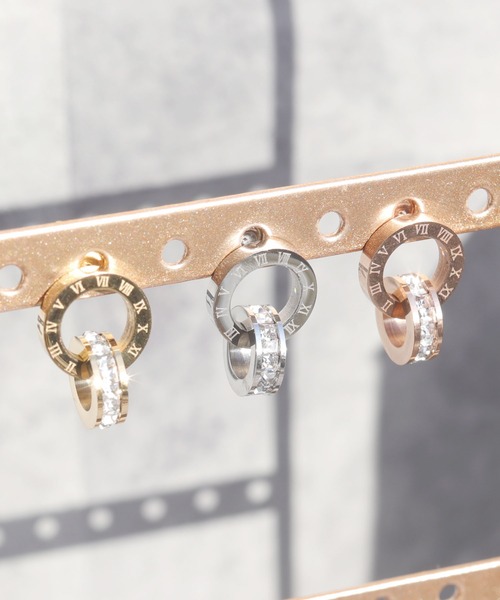 calmila(カルミラ)の「金属アレルギー対応 ローマ数字Wリングステンレスピアス(ピアス(両耳用)・レディース・ピンクゴールド/シルバー/ゴールド・FREE)」の4枚目の写真