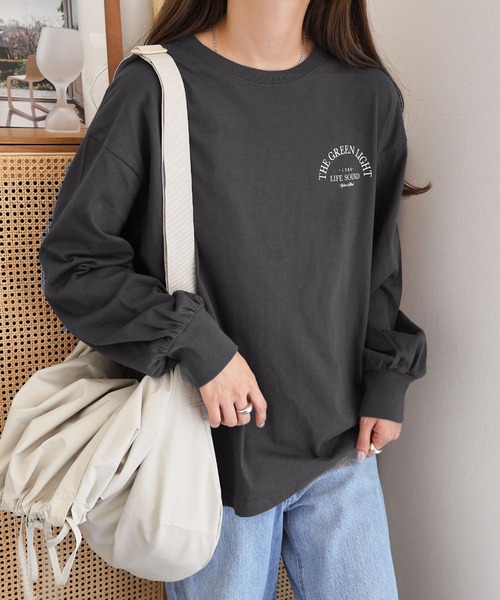 andme（アンドミー）の「ロゴプリントボリューム袖コットン長袖Tシャツ（Tシャツ/カットソー・レディース・チャコールグレー/グレー/オフホワイト/オートミール/スミクロ/ブラウン/ブルー系その他・M）」の3枚目の写真
