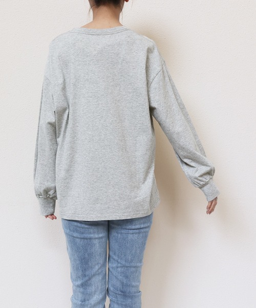 andme（アンドミー）の「ロゴプリントボリューム袖コットン長袖Tシャツ（Tシャツ/カットソー・レディース・チャコールグレー/グレー/オフホワイト/オートミール/スミクロ/ブラウン/ブルー系その他・M）」の9枚目の写真