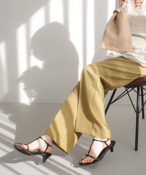 AmiAmi（アミアミ）の「ポインテッドトゥTストラップサンダル（サンダル・レディース・パイソン/ブラック/グレイッシュベージュ/アイボリー・L/LL/M/S）」の7枚目の写真