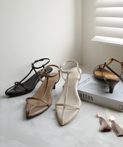 AmiAmi（アミアミ）の「ポインテッドトゥTストラップサンダル（サンダル・レディース・パイソン/ブラック/グレイッシュベージュ/アイボリー・L/LL/M/S）」の19枚目の写真