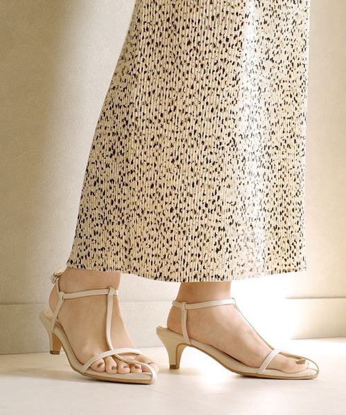 AmiAmi（アミアミ）の「ポインテッドトゥTストラップサンダル（サンダル・レディース・パイソン/ブラック/グレイッシュベージュ/アイボリー・L/LL/M/S）」の14枚目の写真