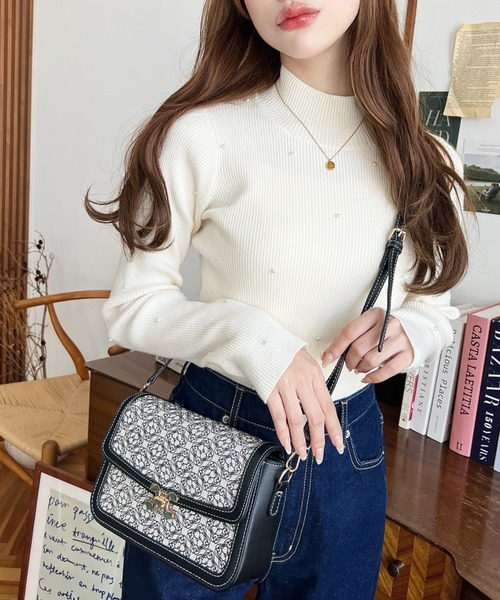 moment+(モーメントプラス)の「【累計販売枚数1万枚突破!】フェイクレザー&モノグラム/キャンバスショルダーバッグ(ショルダーバッグ・レディース・キャメル/ブラック/ブラック系その他/ブラック系その他2/ブラウン/ブラック系その他3/アイボリー/ブラウン系その他・FREE)」の11枚目の写真