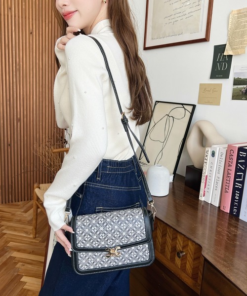 moment+(モーメントプラス)の「【累計販売枚数1万枚突破!】フェイクレザー&モノグラム/キャンバスショルダーバッグ(ショルダーバッグ・レディース・キャメル/ブラック/ブラック系その他/ブラック系その他2/ブラウン/ブラック系その他3/アイボリー/ブラウン系その他・FREE)」の12枚目の写真