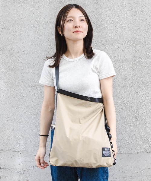 KiU(キウ)の「ウォータプルーフA3対応サコッシュ(ショルダーバッグ・メンズ・ブラック/ベージュ/ホワイト系その他/ブラック系その他/カラフル・FREE)」の12枚目の写真