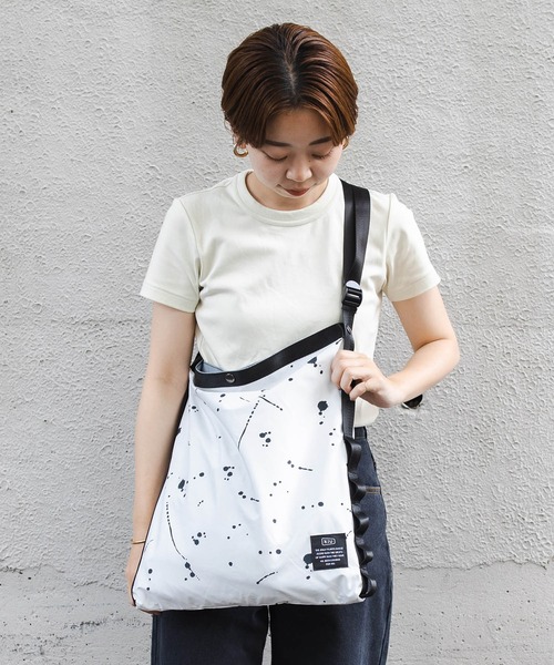 KiU(キウ)の「ウォータプルーフA3対応サコッシュ(ショルダーバッグ・メンズ・ブラック/ベージュ/ホワイト系その他/ブラック系その他/カラフル・FREE)」の22枚目の写真