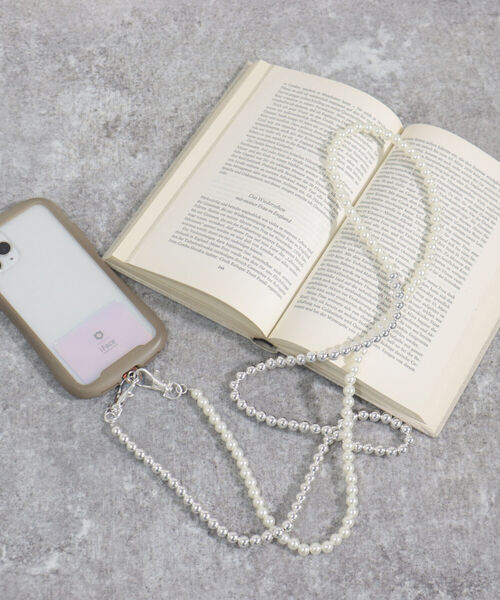 fredy emue（フレディエミュ）の「パール×メタルスマホショルダー（スマホグッズ・レディース・シルバー・FREE）」の3枚目の写真