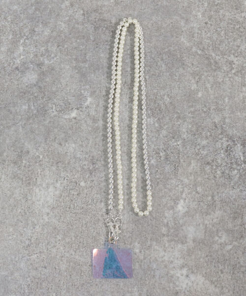 fredy emue（フレディエミュ）の「パール×メタルスマホショルダー（スマホグッズ・レディース・シルバー・FREE）」の2枚目の写真