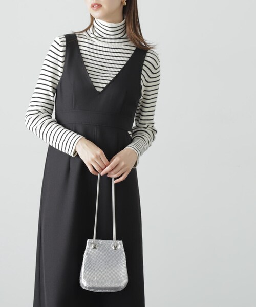 FREE'S MART（フリーズマート）の「◆カットアウトＶネックジャンパースカート（ワンピース・レディース・ブラック/ベージュ・MEDIUM/SMALL）」の4枚目の写真