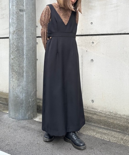 FREE'S MART（フリーズマート）の「◆カットアウトＶネックジャンパースカート（ワンピース・レディース・ブラック/ベージュ・MEDIUM/SMALL）」の2枚目の写真