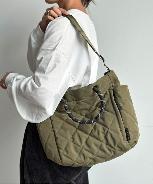 CPCM（シーピーシーエム）の「キルティング2WAYビッグショルダー（ショルダーバッグ・レディース・アイボリー/ブラック/カーキ・FREE）」の2枚目の写真