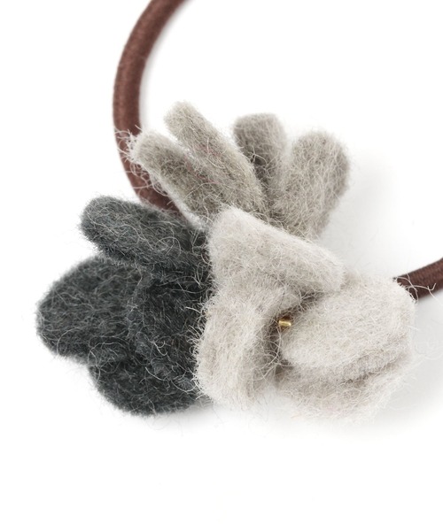 studio CLIP(スタディオクリップ)の「フェルトお花ポニー(ヘアゴム・レディース・グレー/ベージュ・FREE)」の4枚目の写真